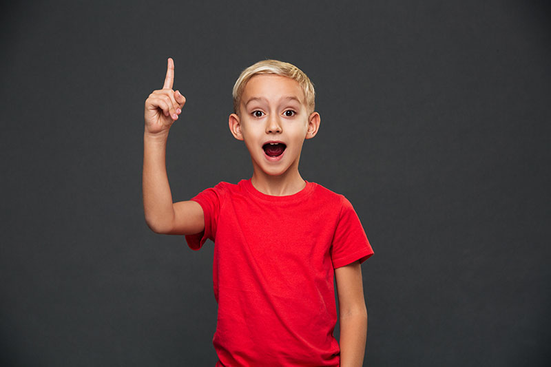 Bambino maglietta rossa ha idea come ridurre stereotipie vocali in ABA